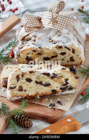weihnachtsbäckerei Obstkuchen Stollen auf Holzbrett Stockfoto