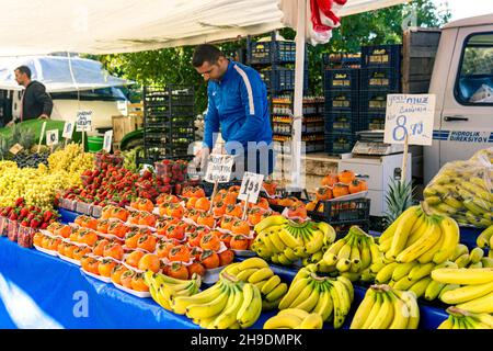 Kemer, Türkei - 08. November 2021: Obsthändler auf einem lokalen Basar Stockfoto