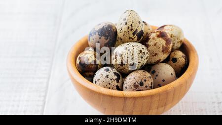 Wachteleier in Metallplatte auf weißem Holz alten Hintergrund. Selektiver Fokus. Stockfoto