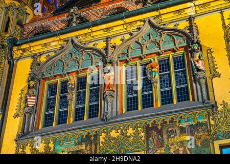 Reich verzierte Fenster an der freskengeschmückten Seitenfassade des Ulmer Renaissance-Rathauses. Ulm, Tübingen, Region Donau-Iller, Deutschland, Europa Stockfoto