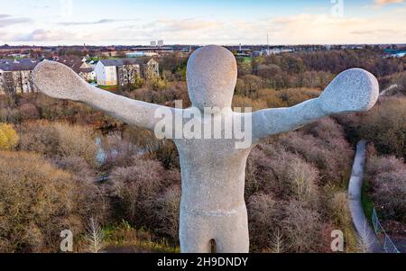 Glasgow, Schottland, Großbritannien. 6th. Dezember 2021. In Glasgow wurde eine neue Skulptur errichtet, die an die Rolle Glasgows als Gastgeber des diesjährigen Klimagipfels COP26 erinnert. Die 23 Meter hohe Hope Sculpture des Künstlers Steuart Padwick liegt am Fluss Clyde in Cuningar Loop in Rutherglen und soll ein Gefühl des Optimismus gegenüber den Herausforderungen wecken, die vor uns liegen, um dem Klimawandel zu begegnen. Iain Masterton/Alamy Live News. Stockfoto