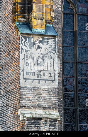 Alte Sonnenuhr an der Außenwand des Ulmer Doms. Sie befindet sich an der südwestlichen Ecke der Kirche. Ulm, Baden-Württemberg, Deutschland. Stockfoto