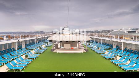 Blick auf das Schiff der Costa neoRiviera am Kreuzfahrthafen von Marseille, Frankreich, 21. April 2019. Schiff wurde zum Aïdamira der Firma Aïda i Stockfoto