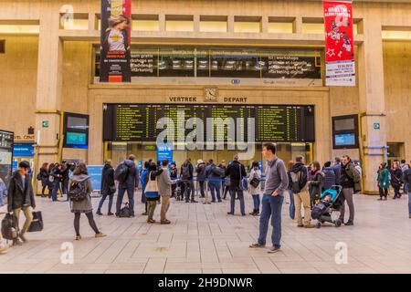 BRÜSSEL, BELGIEN - 3. NOV 2018: Innenansicht des Brüsseler Hauptbahnhofs in Brüssel, der Hauptstadt Belgiens Stockfoto