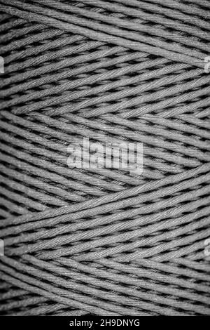 Webmuster von Makramkordel auf monochromem Spoolbild Stockfoto