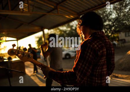 Die Rockband Maquina 501 spielt am 5. Dezember 2021 im Landhaus El Manantial im ländlichen Hermosillo. Urban Rock, Country Rock, Folk Rock, Rock ist spanisch, alternative Rock, Indie Rock in Hermosillo .... (Foto von Luis Gutierrez / Norte Photo). La banda de Rock Maquina 501 tocando en el campestre El Manantial del area rural de Hermosillo el 5 de Diciembre 2021 . Rock urbano, Country Rock, Folk Rock, Rock es español, Rock alternativo, Indie Rock.en Hermosillo....(Foto von Luis Gutierrez / Norte Photo). Stockfoto