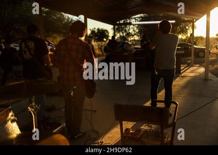 Die Rockband Maquina 501 spielt am 5. Dezember 2021 im Landhaus El Manantial im ländlichen Hermosillo. Urban Rock, Country Rock, Folk Rock, Rock ist spanisch, alternative Rock, Indie Rock in Hermosillo .... (Foto von Luis Gutierrez / Norte Photo). La banda de Rock Maquina 501 tocando en el campestre El Manantial del area rural de Hermosillo el 5 de Diciembre 2021 . Rock urbano, Country Rock, Folk Rock, Rock es español, Rock alternativo, Indie Rock.en Hermosillo....(Foto von Luis Gutierrez / Norte Photo). Stockfoto