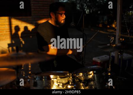 Die Rockband Maquina 501 spielt am 5. Dezember 2021 im Landhaus El Manantial im ländlichen Hermosillo. Urban Rock, Country Rock, Folk Rock, Rock ist spanisch, alternative Rock, Indie Rock in Hermosillo .... (Foto von Luis Gutierrez / Norte Photo). La banda de Rock Maquina 501 tocando en el campestre El Manantial del area rural de Hermosillo el 5 de Diciembre 2021 . Rock urbano, Country Rock, Folk Rock, Rock es español, Rock alternativo, Indie Rock.en Hermosillo....(Foto von Luis Gutierrez / Norte Photo). Stockfoto