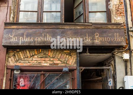 BRÜSSEL, BELGIEN - 3. NOV 2018: La plus petite maison de Bruxelles (das kleinste Haus in Brüssel) in Brüssel, der Hauptstadt Belgiens Stockfoto