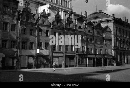 Legnica, 1947-10. Kamieniczki œledziowe przy rynku. Zespó³ 8 kamieniczek o 3 kondygnacjach. Najstarsza wzmianka o nich pochodzi z 1574 r. Nazwa wywodzi siê od prowadzonego w ich podziemiach handlu rybami. Cztery kamieniczki posiadaj¹ szczyty renesansowe, a pozosta³e klasycystyczne. wb/gr PAP Dok³adny dzieñ wydarzenia nieustalony. Legnica, 1947. Okt. Acht dreistöckige Mietshäuser auf dem Marktplatz. Die älteste Erwähnung stammt aus dem Jahr 1574. Der Name kommt von Fischhandelszentrum unter ihnen. Fout Häuser haben Renaissance Dächer und der Rest klassizistisch. wb/gr PAP Stockfoto