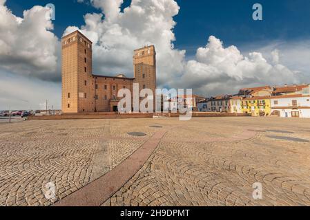 Fossano, Cuneo, Italien - 2. Dezember 2021: Das Schloss der Fürsten von Acaja (XIV Jahrhundert) auf der piazza Castello, Sitz der Bürgerbibliothek Stockfoto