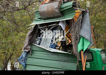 Austin, TX, USA. 6th Dez 2021. Die Besatzungen der Stadt Austin, Texas, räumen ein Obdachlosenlager in einem östlich von Austin gelegenen Park ab, in dem rund 30 Menschen entlang des Boggy Creek lebten. Obdachlose Vertriebene sagen, dass sie von der Aktion am Montagmorgen im Parque Zaragoza wenig Notiz erhalten haben und viele ihre Habseligkeiten verloren haben. (Bild: © Bob Daemmrich/ZUMA Press Wire) Stockfoto