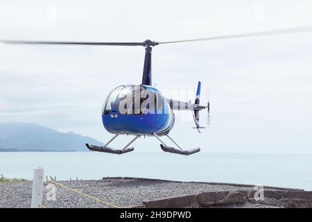 Robinson's R44 Raven Series Helikopter bringt Touristen am 9. Dezember 2010 zur Walbeobachtung nach Kaikoura, Neuseeland Stockfoto