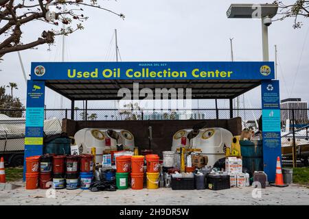 Gebrauchtölsammelzentrum in der Werft in Marina Del Rey, Los Angeles, Kalifornien, USA Stockfoto