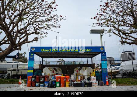 Gebrauchtölsammelzentrum in der Werft in Marina Del Rey, Los Angeles, Kalifornien, USA Stockfoto