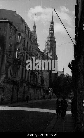 Legnica, 1947-10. Ulica na Starym Mieœcie biegn¹ca w stronê placu Katedralnego. W IR neogotyckie wie¿e katedry Œwiêtych Piotra i Paw³a. wb/gr PAP Dok³adny dzieñ wydarzenia nieustalony. Legnica, 1947. Okt. Eine Straße in der Altstadt, die in Richtung Katedralny-Platz führt, im Hintergrund die Türme der neugotischen Paul- und Peter-Kathedrale. wb/gr PAP Stockfoto