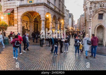 BRÜSSEL, BELGIEN - 3. NOV 2018: Touristen im Zentrum von Brüssel, der Hauptstadt Belgiens Stockfoto