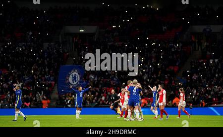 Chelsea-Spieler feiern nach dem Finale des Vitality Women's FA Cup im Wembley Stadium, London. Bilddatum: Sonntag, 5. Dezember 2021. Stockfoto