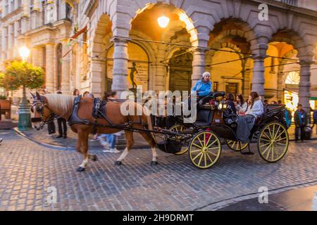 BRÜSSEL, BELGIEN - 3. NOV 2018: Pferdekutsche auf dem Grand Place (Grote Markt) in Brüssel, der Hauptstadt Belgiens Stockfoto