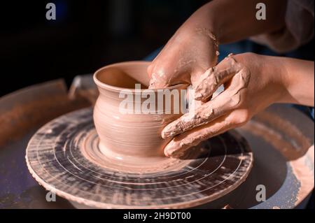 Potter's Rad und die Hände eines Handwerkers. Nahaufnahme. Stockfoto