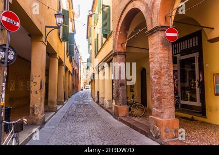 BOLOGNA, ITALIEN - 22. OKTOBER 2018: Schmale Gasse in Bologna, Italien Stockfoto