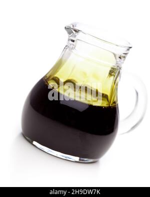 Samenöl, Kürbiskernöl, Salatöl, Steiermark, Krug, Grün, Österreich, typisch, Topf, Öl, Isoliert, Glas, stehend, optional, flüssig, Transparent, weiß Stockfoto