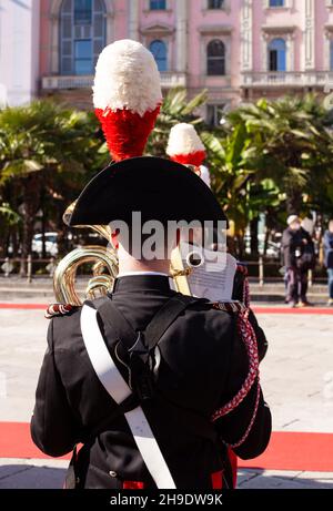Mailand, Italien-November, 04: Rückansicht des Trompeters der italienischen Carabinieri-Bands während der italienischen Militärparade auf dem Duomo-Platz, für die Cel Stockfoto