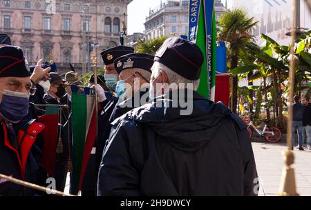 Mailand, Italien – November 04: Die italienischen Militärveteranen auf dem Duomo-Platz, anlässlich der Feierlichkeiten zum Tag der Nationalen Einheit und der Streitkräfte in Mailand Stockfoto