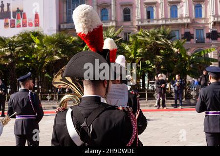 Mailand, Italien-November, 04: Rückansicht des Trompeters der italienischen Carabinieri-Bands während der italienischen Militärparade auf dem Duomo-Platz, für die Cel Stockfoto