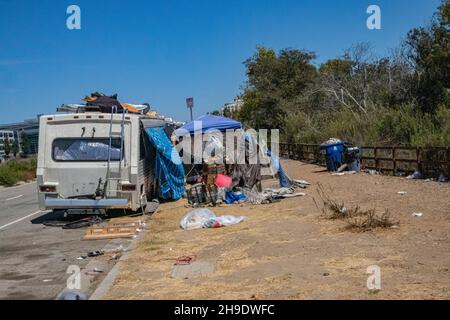 Obdachlosenlager neben Ballona Wetlands, Playa Del Rey, Los Angeles, Kalifornien, USA Stockfoto