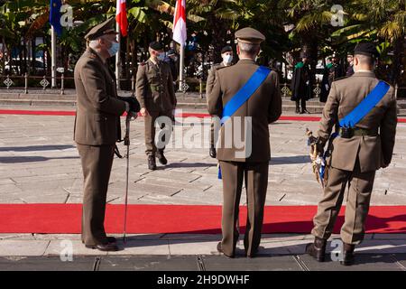 Mailand, Italien-November, 04: Rückansicht von drei Offizieren der Streitkräfte während der italienischen Militärparade auf dem Duomo Platz, für die Feierlichkeiten der Stockfoto