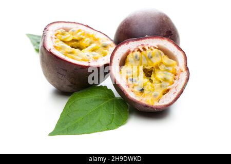Passionsfrucht, Blatt, offen, weiß, halb, Herz, Schatten, tropisch, liegend, Hälften, Isoliert, Fleisch, zusammen, lila, Frucht, Hintergrund, natürliche, reifen, Stockfoto