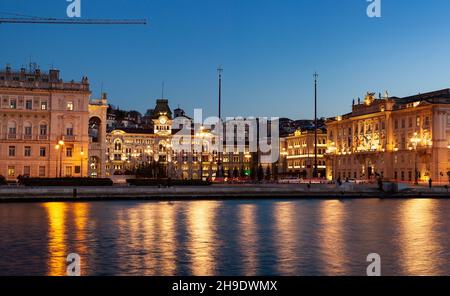 Panoramablick auf die Piazza Unità bei Sonnenuntergang, Triest. Italien Stockfoto