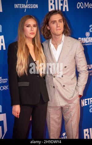 LONDON, ENGLAND - 05. DEZEMBER 2021: Hanako Footman und Jack Farthing nehmen am Decembe 5th an den British Independent Film Awards 24th im Old Billingsgate Teil Stockfoto