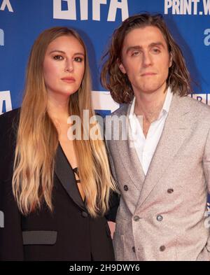 LONDON, ENGLAND - 05. DEZEMBER 2021: Hanako Footman und Jack Farthing nehmen am Decembe 5th an den British Independent Film Awards 24th im Old Billingsgate Teil Stockfoto