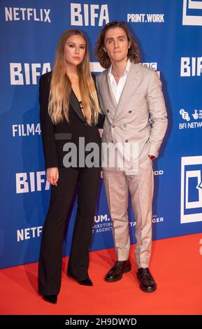 LONDON, ENGLAND - 05. DEZEMBER 2021: Hanako Footman und Jack Farthing nehmen am Decembe 5th an den British Independent Film Awards 24th im Old Billingsgate Teil Stockfoto