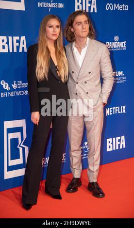 LONDON, ENGLAND - 05. DEZEMBER 2021: Hanako Footman und Jack Farthing nehmen am Decembe 5th an den British Independent Film Awards 24th im Old Billingsgate Teil Stockfoto