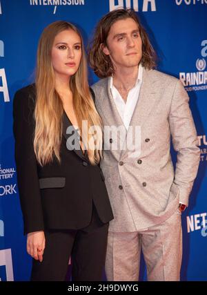 LONDON, ENGLAND - 05. DEZEMBER 2021: Hanako Footman und Jack Farthing nehmen am Decembe 5th an den British Independent Film Awards 24th im Old Billingsgate Teil Stockfoto