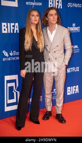 LONDON, ENGLAND - 05. DEZEMBER 2021: Hanako Footman und Jack Farthing nehmen am Decembe 5th an den British Independent Film Awards 24th im Old Billingsgate Teil Stockfoto