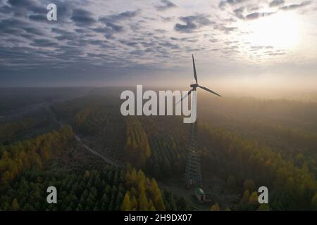 Windturbine mit festem Propeller auf dem Land. Stockfoto