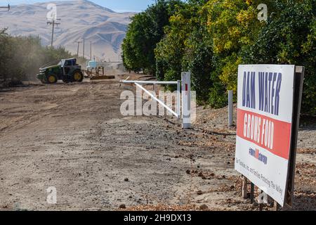 Ein Schild „Dam Water Grows Food“ fördert den Bau von mehr Wasserspeichern in den Bauern des Central Valley während der Dürre, Maricopa, Kern County, Stockfoto
