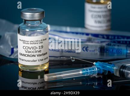 Covid-19-Coronavirus-Impfstoff entwickelt für Omicron-Variante mit hypodermischer Spritzennadel mit Tropfen am Ende der Nadel Stockfoto