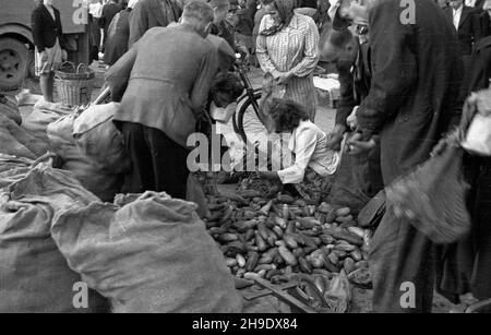 Gdynia, 1947-10. Targowisko przed hal¹ przy ul. Wójta Radta. NZ. Sprzeda¿ ogórków. wb/gr PAP Dok³adny dzieñ wydarzenia nieustalony. Gdynia, 1947. Oktober. Marktplatz vor einer Markthalle in der Wojta Radta Straße. Abgebildet: Verkauf von Gurken. wb/gr PAP Stockfoto