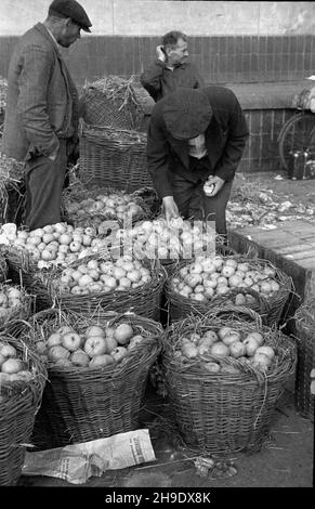 Gdynia, 1947-10. Targowisko przed hal¹ przy ul. Wójta Radta. NZ. Sprzeda¿ jab³ek. wb/gr PAP Dok³adny dzieñ wydarzenia nieustalony. Gdynia, 1947. Oktober. Marktplatz vor einer Markthalle in der Wojta Radta Straße. Abgebildet: Äpfel verkaufen. wb/gr PAP Stockfoto