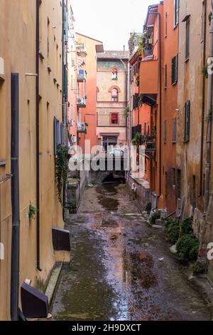 Wasserkanal in Bologna, Italien Stockfoto