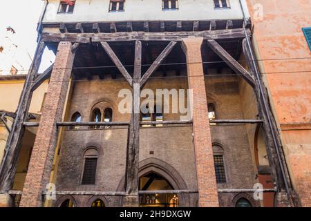 Gebäude Le Tre Frecce (drei Pfeile) in Bologna, Italien Stockfoto