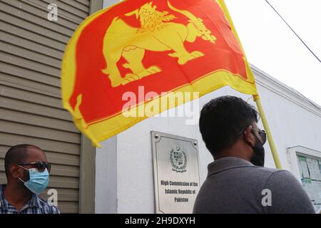 Colombo, Sri Lanka. 06th Dez 2021. Mitglieder von Organisationen der srilankischen Zivilgesellschaft protestieren am 6. Dezember 2021 vor der Hohen Kommission Pakistans in Colombo, Sri Lanka. Sie fordern Gerechtigkeit für einen Sri-lankischen Mann, der angeblich von einer Gruppe pakistanischer Fabrikarbeiter in Sialkot, Pakistan, gefoltert und getötet wurde. (Foto: Saman Abesiriwardana/Pacific Press/Sipa USA) Quelle: SIPA USA/Alamy Live News Stockfoto