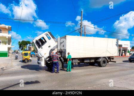 Ein defekter LKW an der Kreuzung von Maceo Street und Central Road 6, 2021 Stockfoto