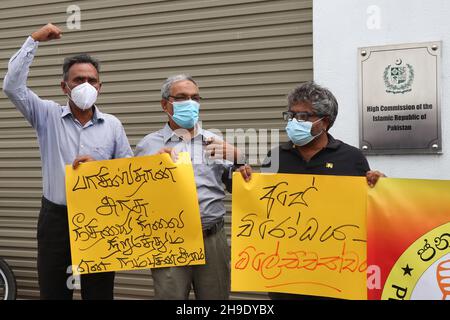 Colombo, Sri Lanka. 06th Dez 2021. Mitglieder von Organisationen der srilankischen Zivilgesellschaft protestieren am 6. Dezember 2021 vor der Hohen Kommission Pakistans in Colombo, Sri Lanka. Sie fordern Gerechtigkeit für einen Sri-lankischen Mann, der angeblich von einer Gruppe pakistanischer Fabrikarbeiter in Sialkot, Pakistan, gefoltert und getötet wurde. (Foto: Saman Abesiriwardana/Pacific Press/Sipa USA) Quelle: SIPA USA/Alamy Live News Stockfoto