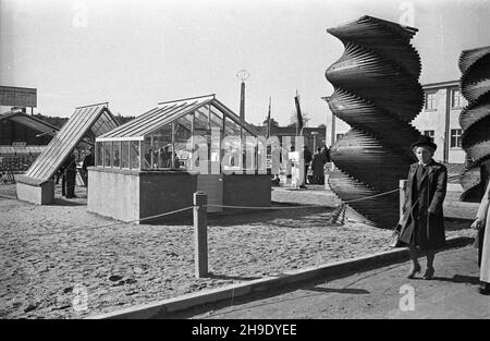 Poznañ, 1947-10. Ogólnokrajowa Wystawa Rolniczo-Ogrodnicza, w dniach 11-29 paŸdziernika, na terenie Miêdzynarodowych Targów Poznañskich. NZ. Nowoczesne szklarnie. mb/gr PAP Dok³adny dzieñ wydarzenia nieustalony. Posen, 1947. Okt. Nationale Landwirtschaftsausstellung, die vom 11. Bis 29. Oktober auf dem Gelände der Internationalen Messe Posen stattfindet. Im Bild: Moderne Gewächshäuser. mb/gr PAP Stockfoto